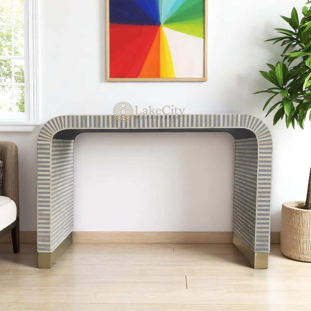 Mesa consola con diseño de rayas y incrustaciones de hueso en cascada con varios colores