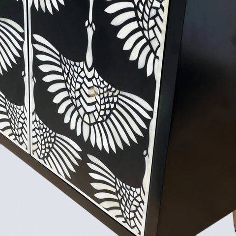 Mesa buffet negra con diseño de cisne y incrustaciones de hueso, 2 cajones y 4 puertas