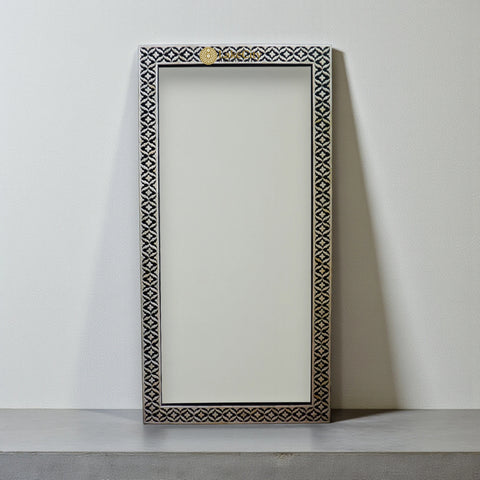 Miroir pleine longueur en os à motif floral en relief noir