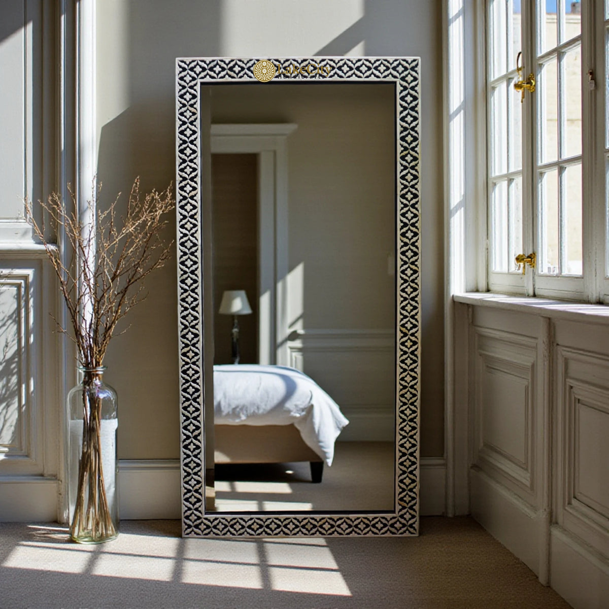 Miroir pleine longueur en os à motif floral en relief noir