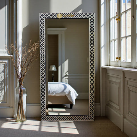 Miroir pleine longueur en os à motif floral en relief noir