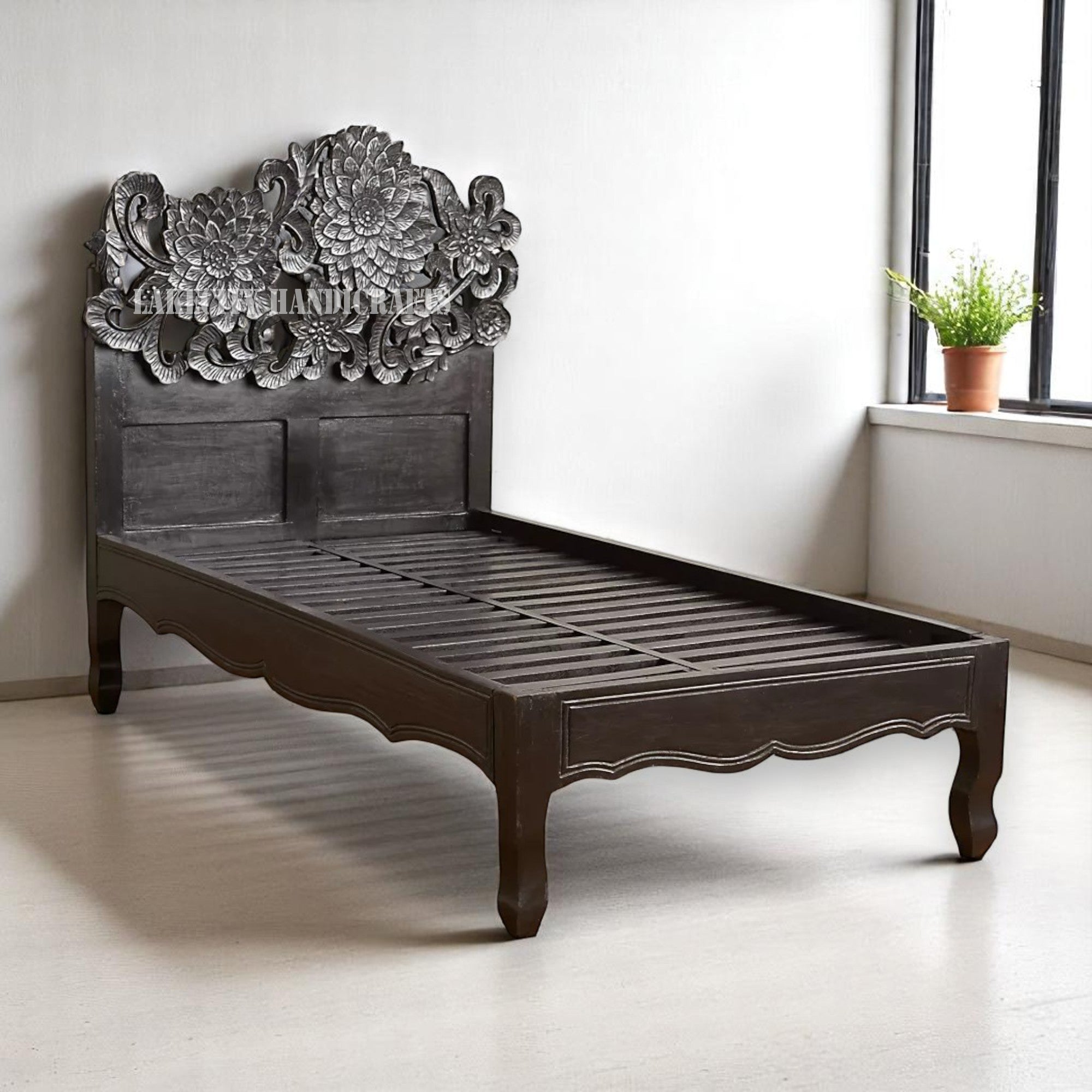 Cama Lotus tallada a mano en negro | Estructura de cama de madera tallada en negro | Cama doble de madera tallada en negro