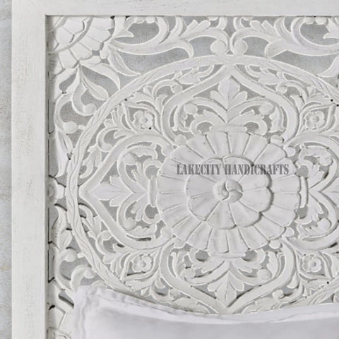 Cama baja Lombok tallada a mano en blanco natural | Cama de madera tallada con estructura natural en blanco