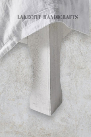 Cama baja Lombok tallada a mano en blanco natural | Cama de madera tallada con estructura natural en blanco