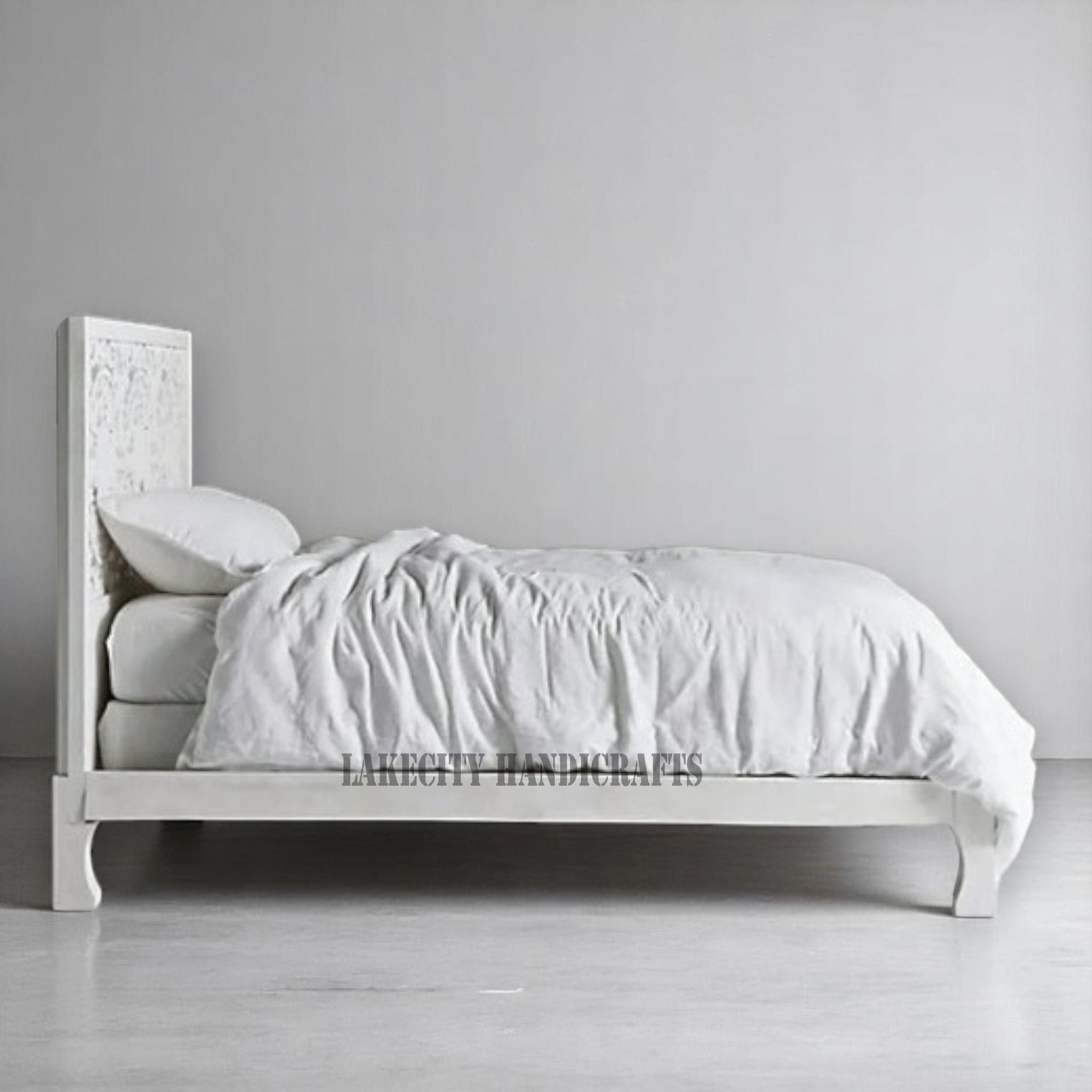 Cama baja Lombok tallada a mano en blanco natural | Cama de madera tallada con estructura natural en blanco