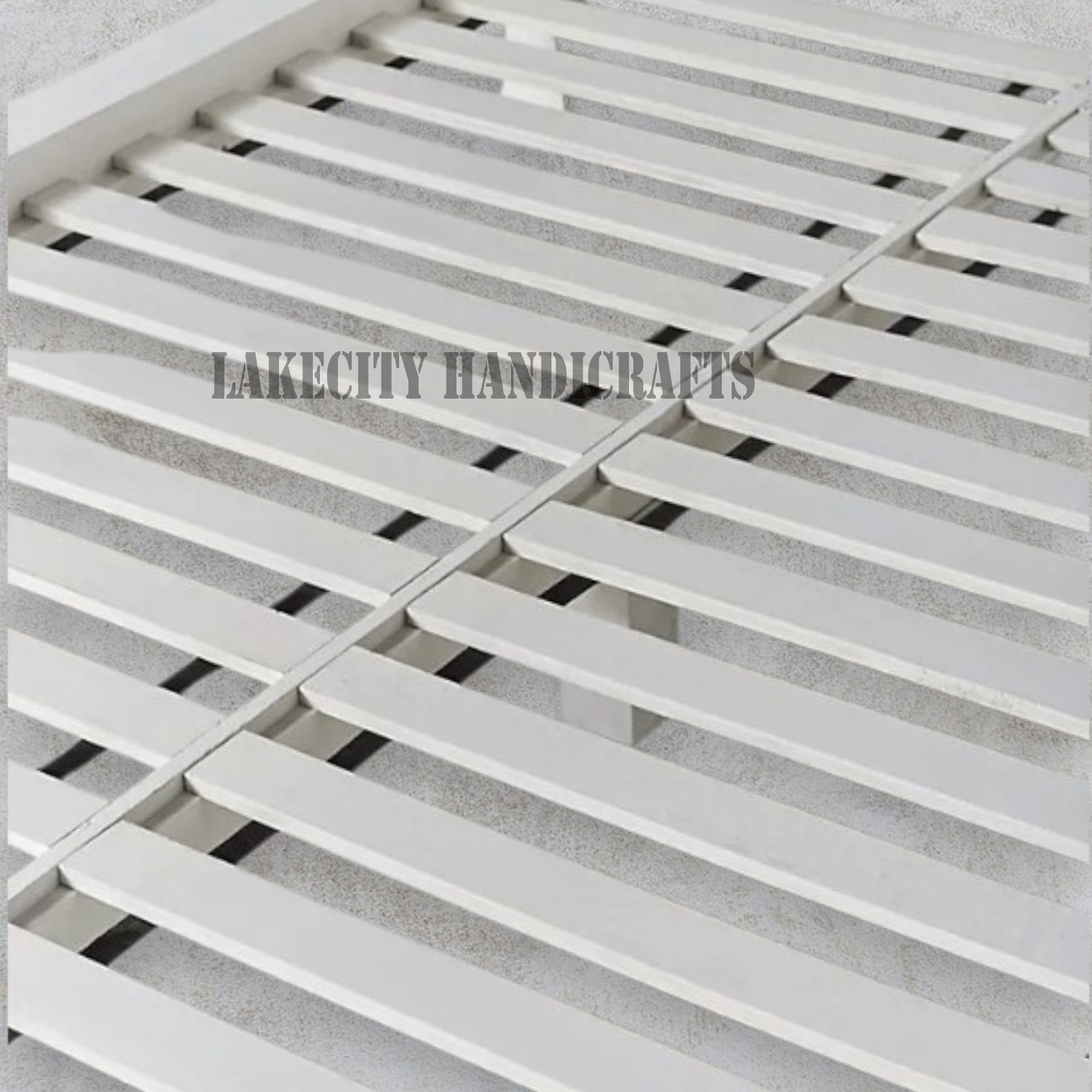 Cama baja Lombok tallada a mano en blanco natural | Cama de madera tallada con estructura natural en blanco