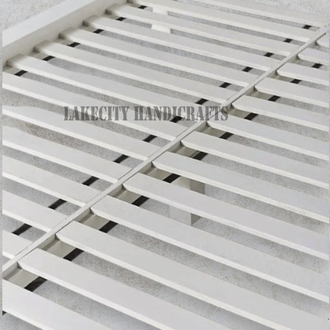 Cama baja Lombok tallada a mano en blanco natural | Cama de madera tallada con estructura natural en blanco