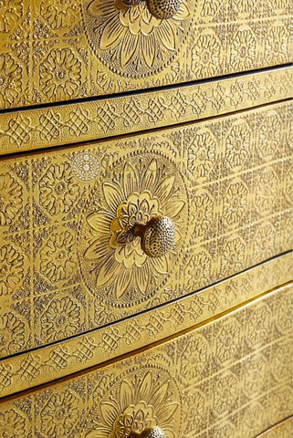 Mesilla de noche Jaden de tres cajones con relieve de latón antiguo