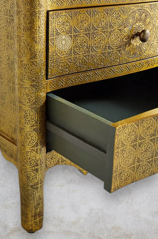 Mesilla de noche Jaden de tres cajones con relieve de latón antiguo