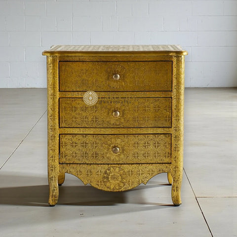 Mesilla de noche Jaden de tres cajones con relieve de latón antiguo