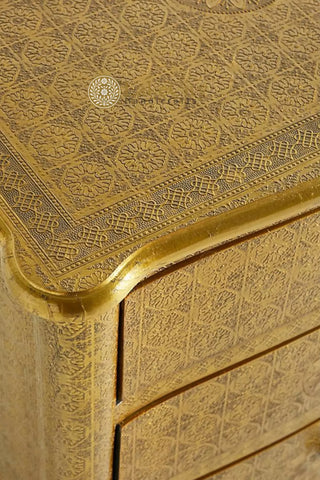 Mesilla de noche Jaden de tres cajones con relieve de latón antiguo