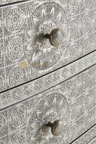 Mesilla de noche Jaden de tres cajones en metal blanco antiguo con relieve