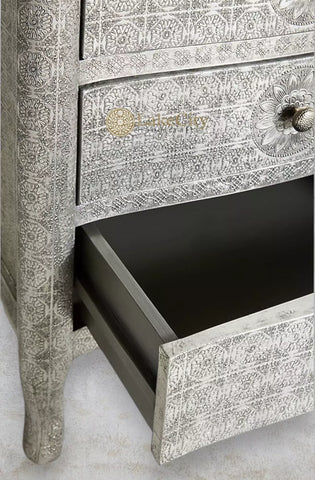 Mesilla de noche Jaden de tres cajones en metal blanco antiguo con relieve