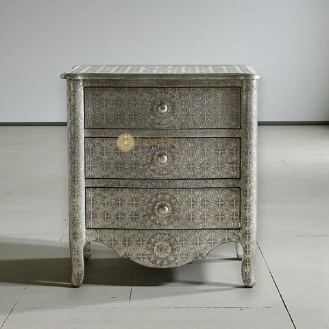 Mesilla de noche Jaden de tres cajones en metal blanco antiguo con relieve