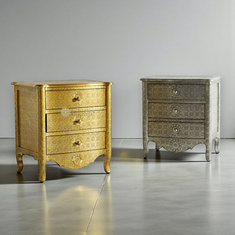 Mesilla de noche Jaden de tres cajones en metal blanco antiguo con relieve