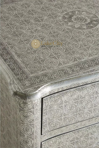 Mesilla de noche Jaden de tres cajones en metal blanco antiguo con relieve