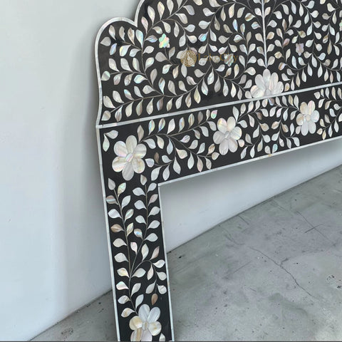 Espejo con cresta floral con incrustaciones de nácar en negro