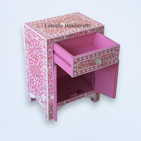 Table de chevet rose en nacre, 1 tiroir et 2 portes