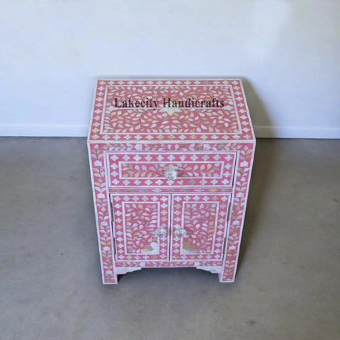 Table de chevet rose en nacre, 1 tiroir et 2 portes