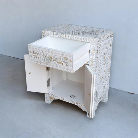 Table de chevet blanche à motif floral en nacre, 1 tiroir et 2 portes