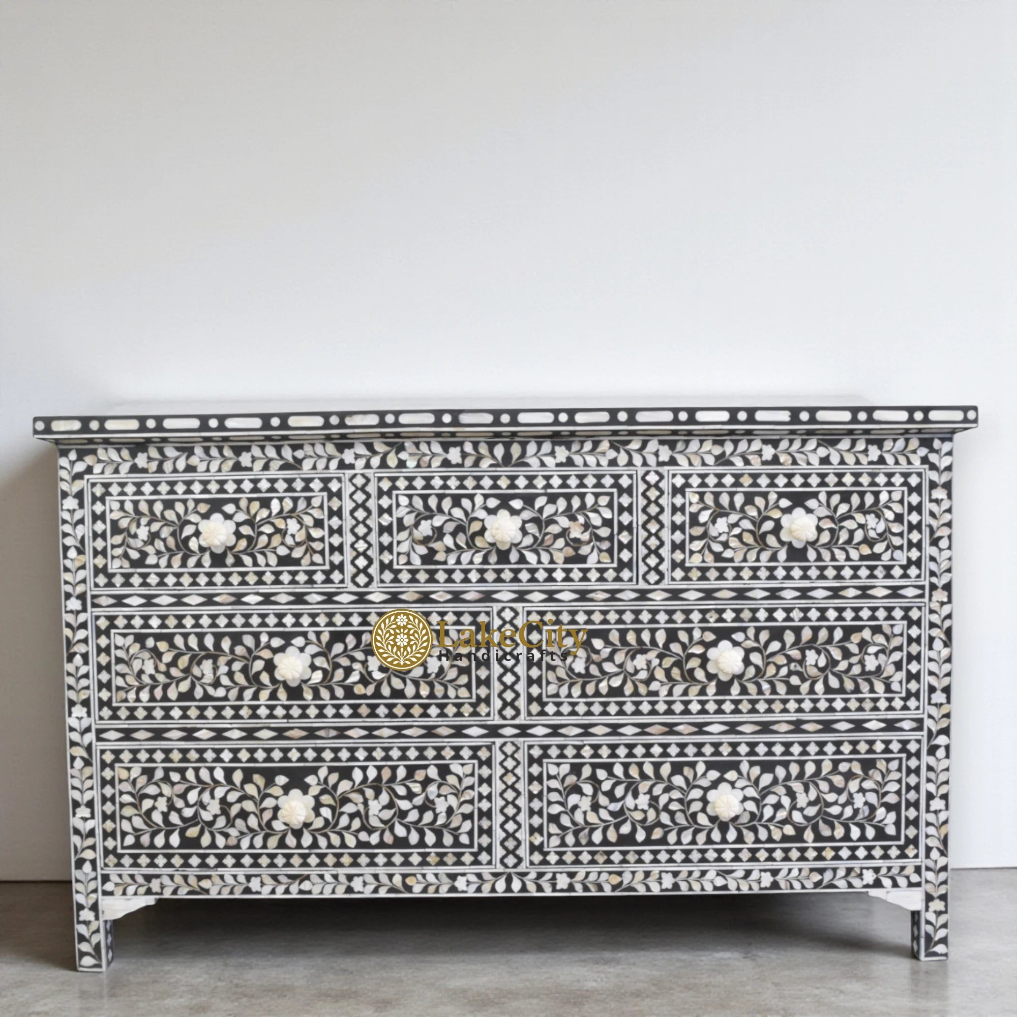 Commode 7 tiroirs à motif floral avec incrustations de nacre noire