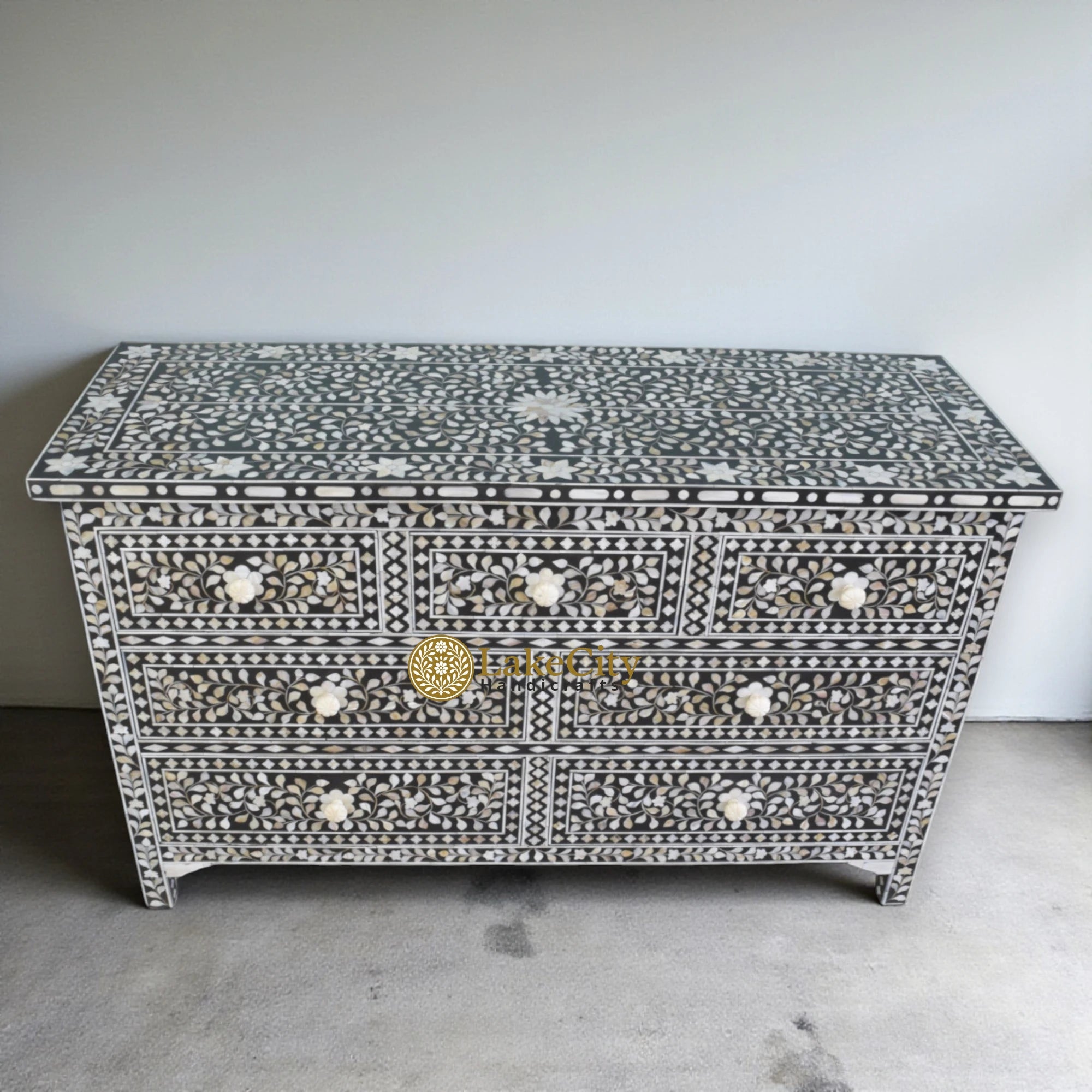 Commode 7 tiroirs à motif floral avec incrustations de nacre noire
