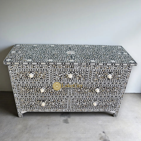 Commode 7 tiroirs à motif floral avec incrustations de nacre noire