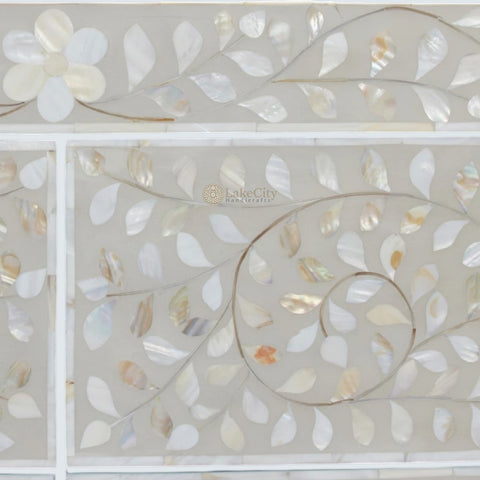 Commode 6 tiroirs à motif floral avec incrustations de nacre, gris