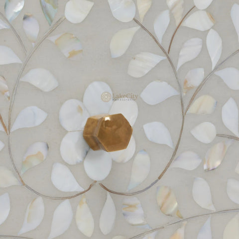 Commode 6 tiroirs à motif floral avec incrustations de nacre, gris