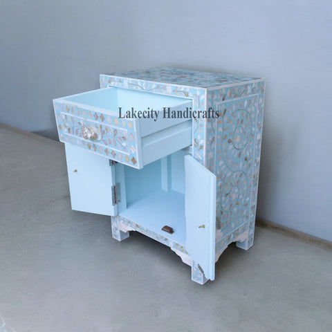 Table de chevet turquoise à motif floral en nacre, 1 tiroir et 2 portes