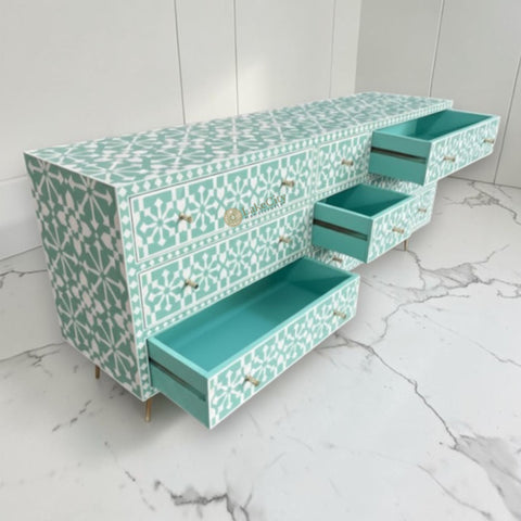 Commode marocaine à 9 tiroirs avec incrustations de résine verte. Totalement végétalien.