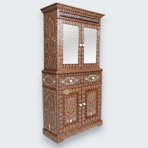 Armoire en bois de teck indien Ross avec incrustations d'os