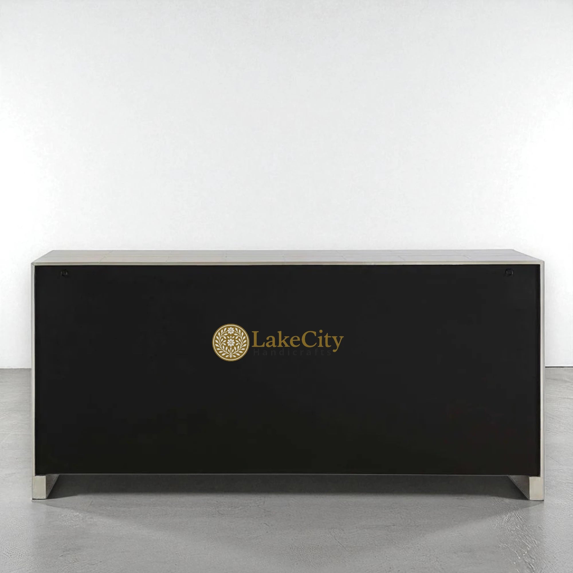 Credenza Talitha de 4 puertas con relieve de níquel