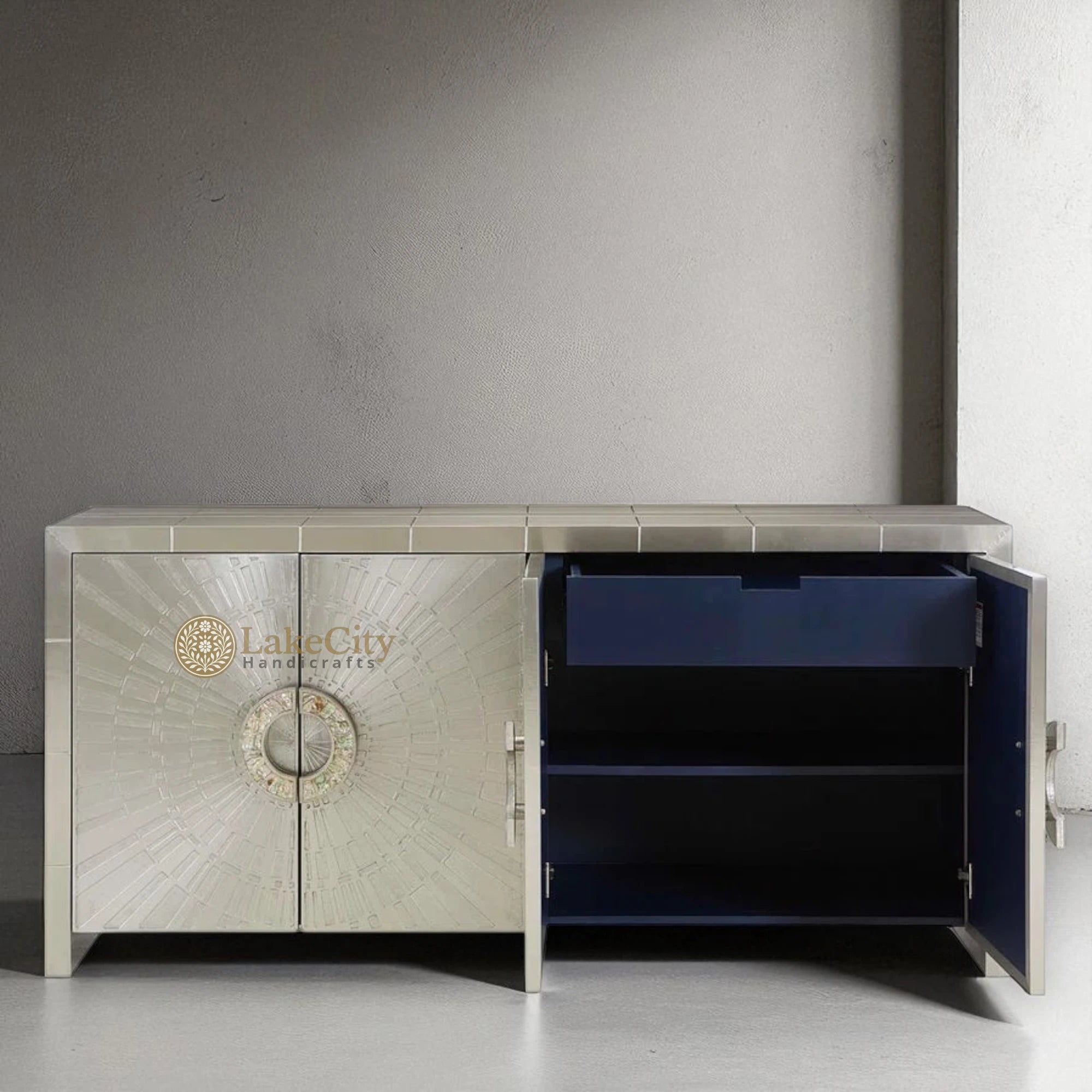 Credenza Talitha de 4 puertas con relieve de níquel