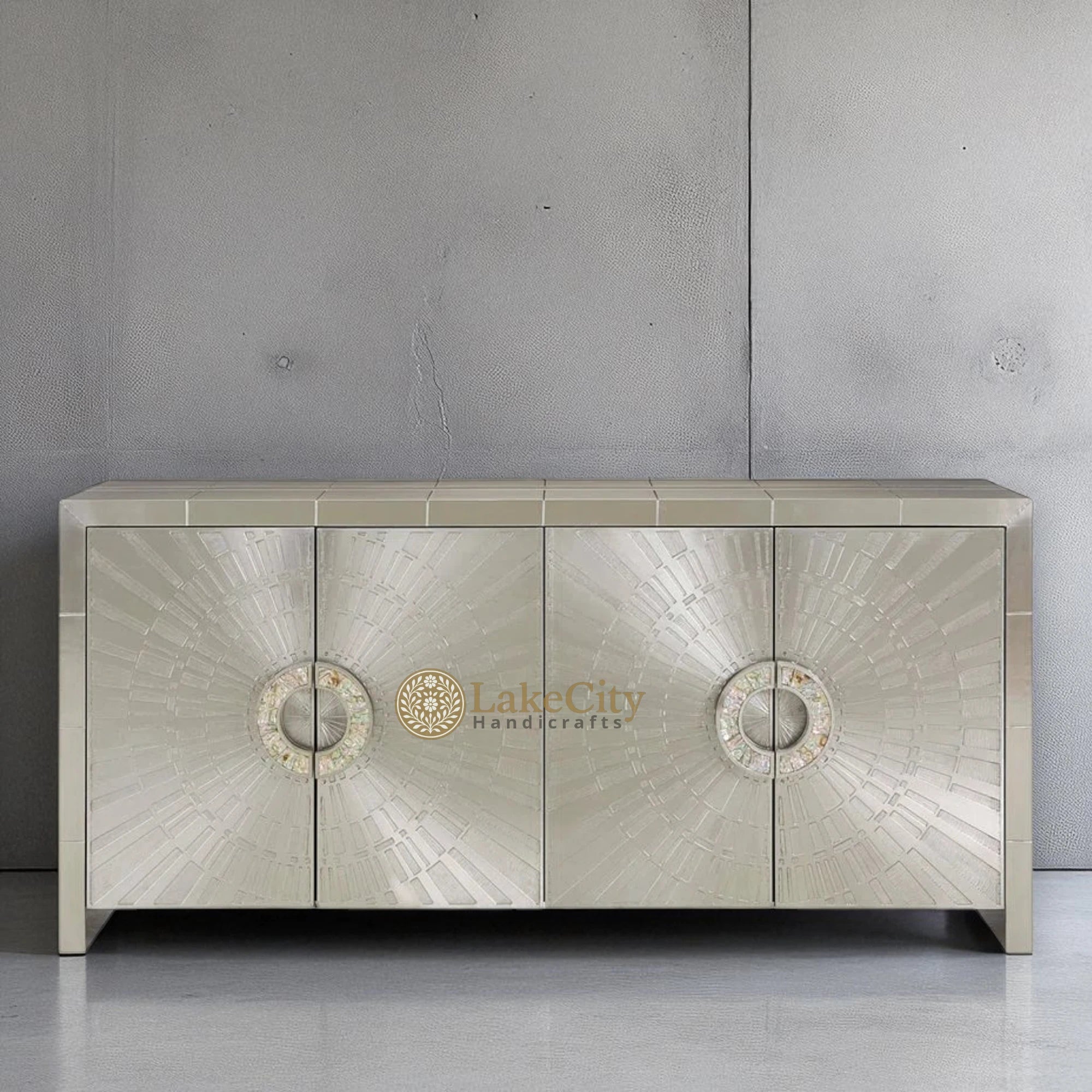 Credenza Talitha de 4 puertas con relieve de níquel