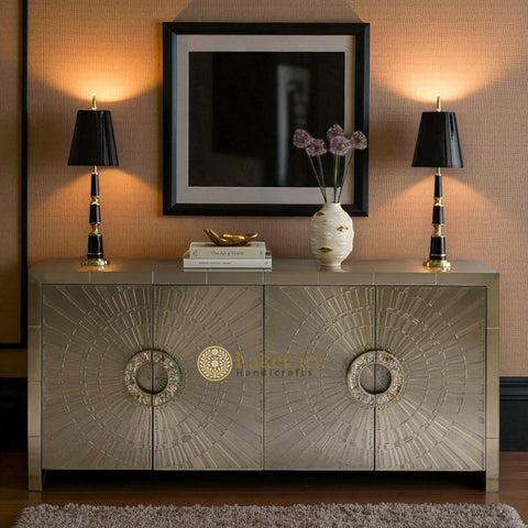 Credenza Talitha de 4 puertas con relieve de níquel