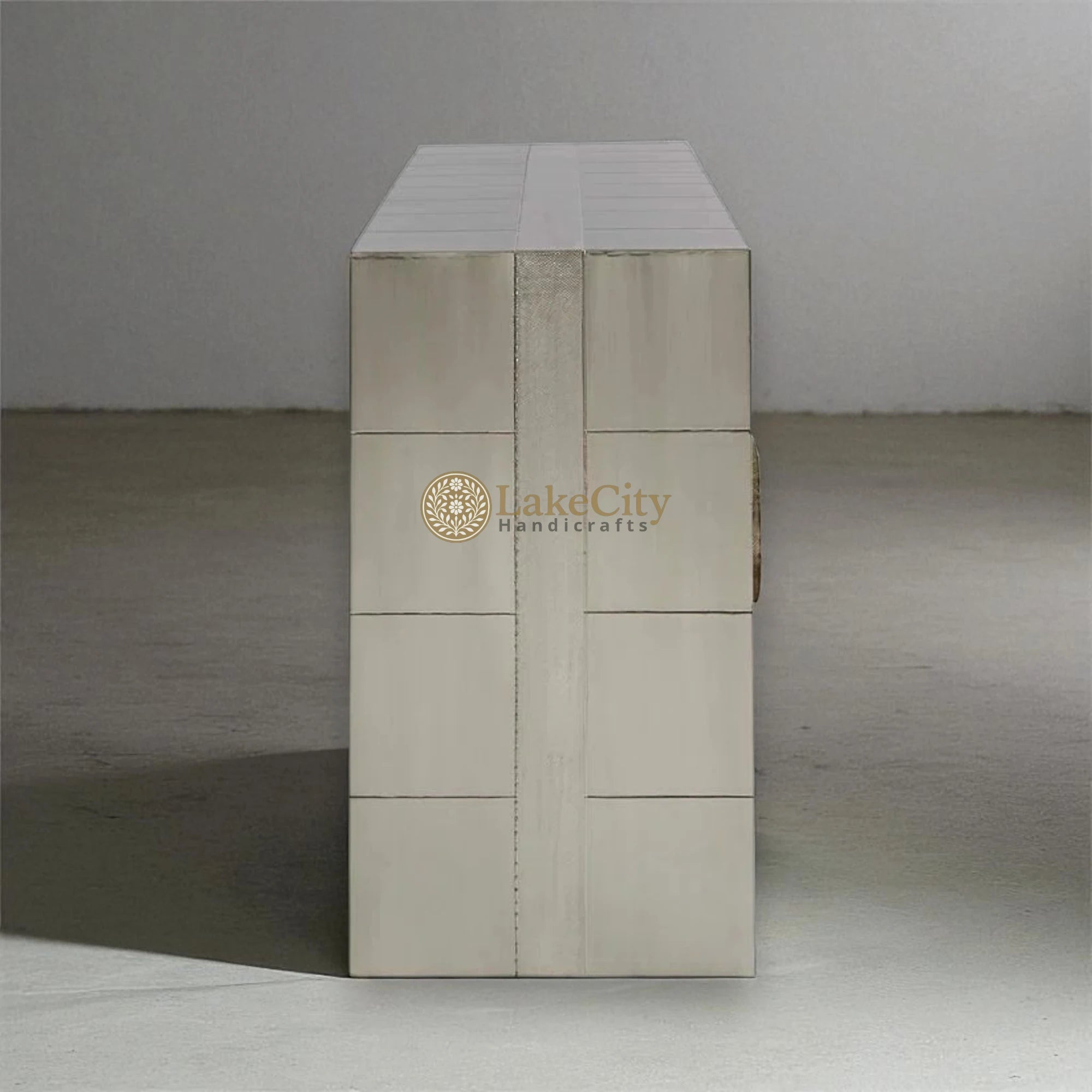 Credenza Talitha de 4 puertas con relieve de níquel