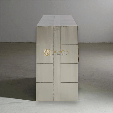 Credenza Talitha de 4 puertas con relieve de níquel