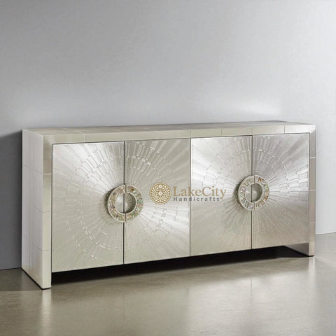 Credenza Talitha de 4 puertas con relieve de níquel