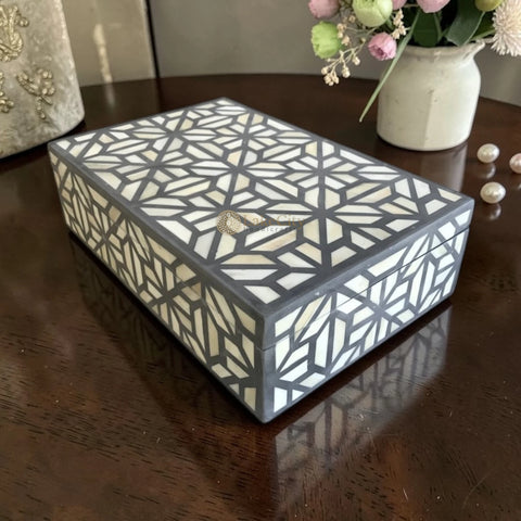 Caja con incrustaciones de hueso de tortuga gris