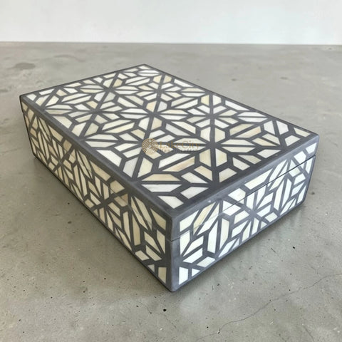 Caja con incrustaciones de hueso de tortuga gris
